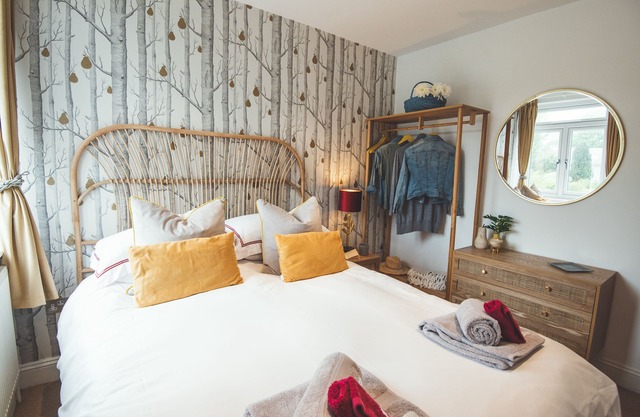 Waves Apartment Devon | Sea-View Sanctuary | Walks, Beach Sauna, Pet-Friendly
