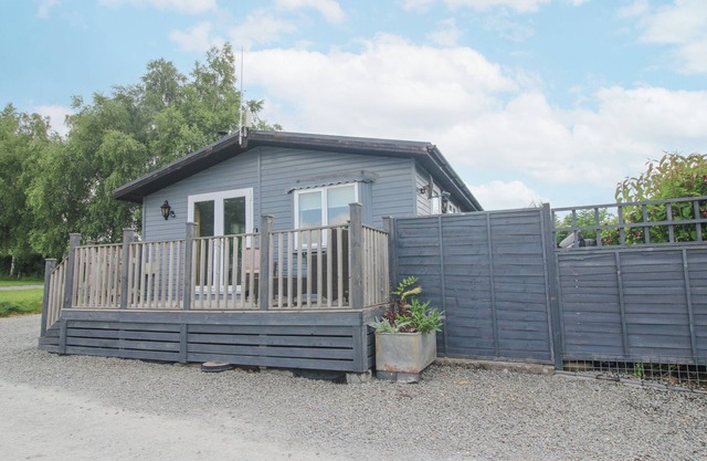 WAYSIDE LODGE, pet friendly, with hot tub in Aston On Clun