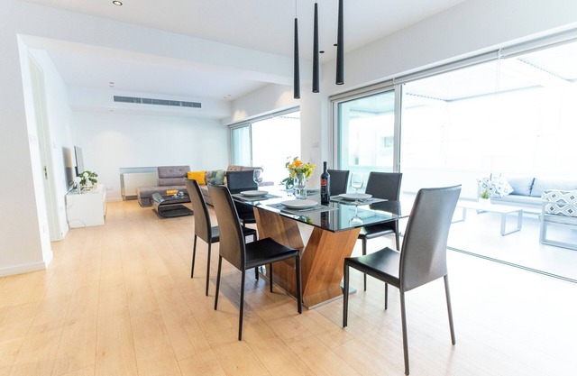 WealthyStays: Deluxe Downtown