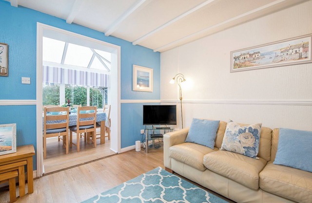 Weavers Cottage, Holiday Cottage Ivy Tower Village, St Florence, Sleeps 6, 3 bedrooms, bathrooms