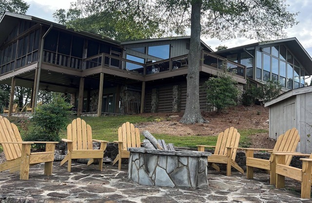 Weiss Lake 5 bedroom house ready for your family fun of Skiing and Fishing.
