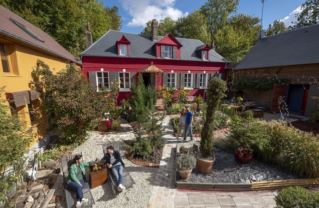 Welcome to 2, a unique guest house in the colors of the imagination