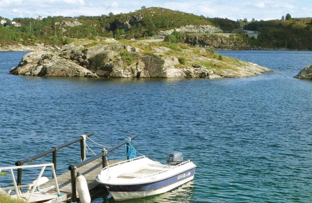 Welcome to a wonderful holiday home close to the seaside on Storholmen.