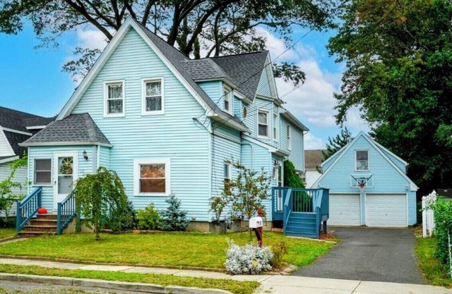 Welcome to Blue Haven: Comfort and Charm~Steps from the Beach!