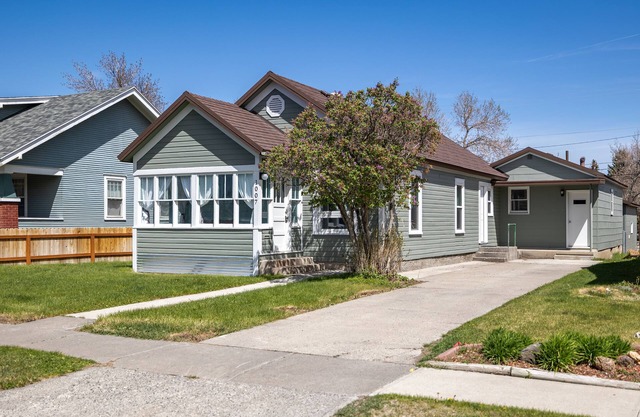 Welcome to Bronco Bungalow- walk to downtown Cody