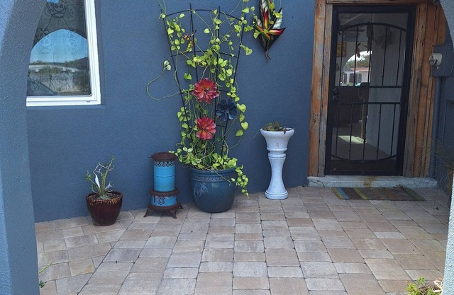 Welcome to Casita Canal! Fabulous studio apartment on a canal with a pool.