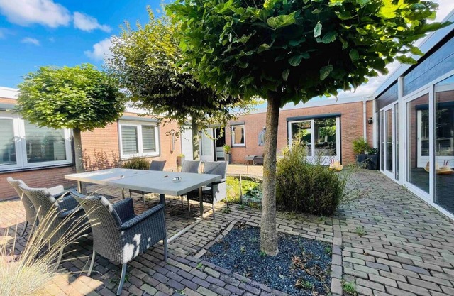 Welcome to our modern bungalow, located in an industrial area on the outskirts of Tilburg.