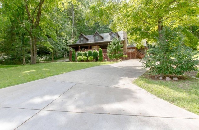 Welcome to peaceful Parkview Hollow, Gated Community 1 mile from lake!