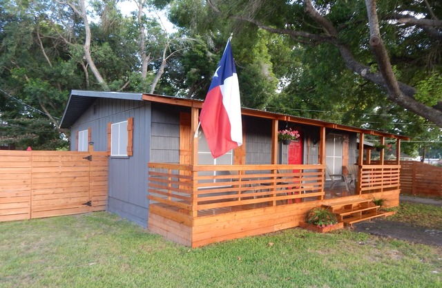 Welcome to Ski D's! A charming cabin in a Lake side community.