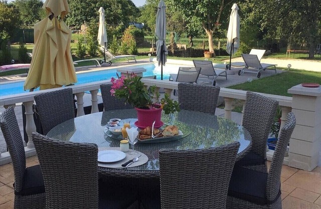 WELCOME TO THE COUNTRY 4 * GROUP GITE
