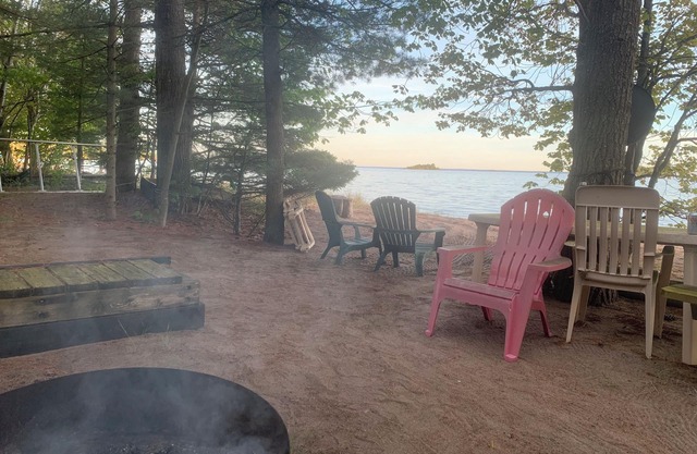 Welcome to the Cozy Cottage with sand beach, WiFi and AC in delightful Thessalon