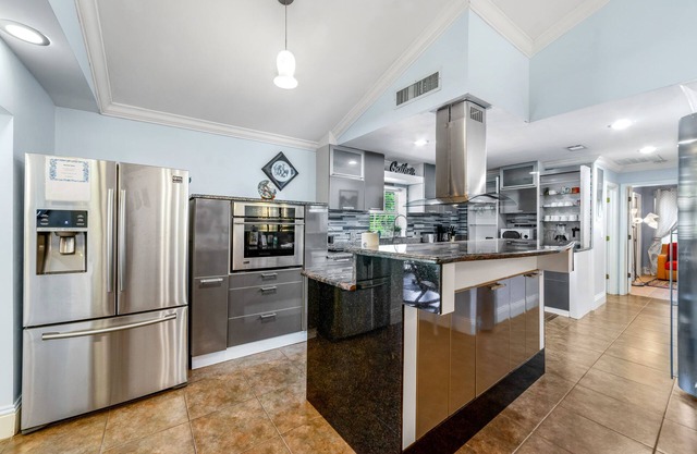 Welcome to the Farm House! Excellent Location, Pet Friendly!