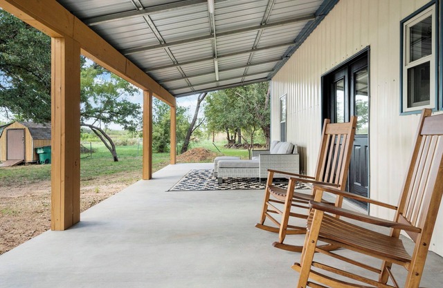 Welcome to the "Graham Cracker"! Enjoy your lake front stay at Lake Graham!