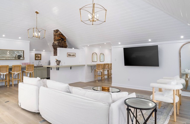 Welcome to the newly appointed Everett Estate: Where Modern Luxury Meets Historic Charm