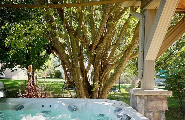 Welcome to your charming Michigan retreat home ! Relaxing hot tub!