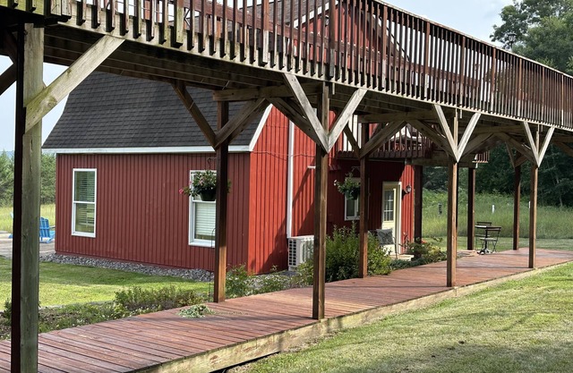 Welcome to ZenFrieda. Escape to the country and enjoy our sauna/cold tub area!