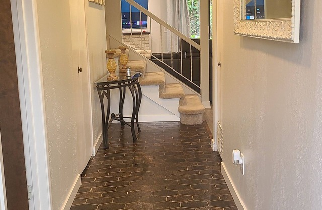 Welcoming 3-bedroom townhome with WiFi in Edmonds