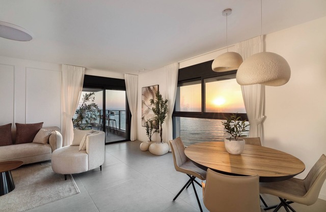 Welcoming 4-bedroom apartment in Netanya facing the beach