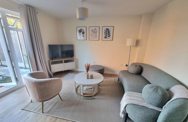Welcoming 4-bedroom townhome with WiFi and parking in charming Rugby