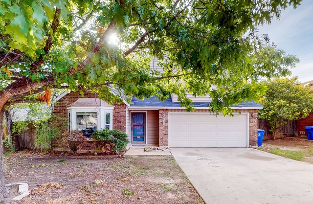 Welcoming Home with Big Fenced Yard & Alfresco Dining - Updated Kitchen, WiFi