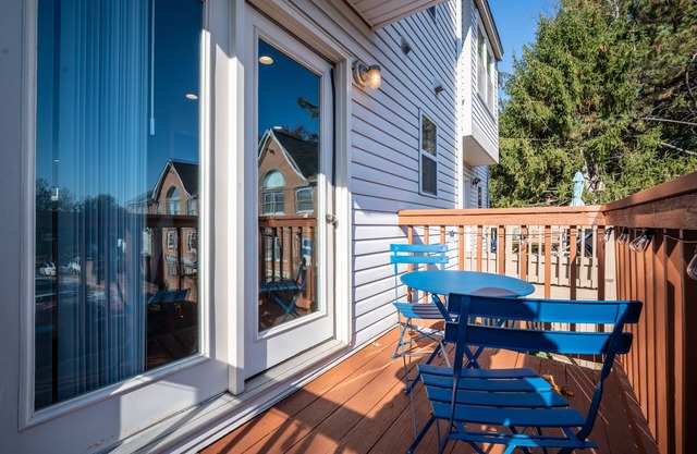 Welcoming Spacious & Trendy Springfield VA Townhome