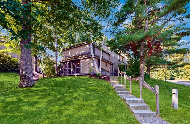 Well-appointed condo with beach access, pool, tennis court, & washer/dryer