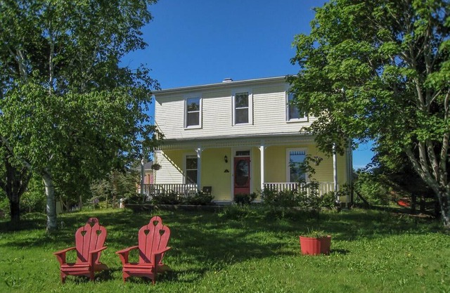 Well-appointed Queen Room in Riverside Historic Farmhouse Getaway