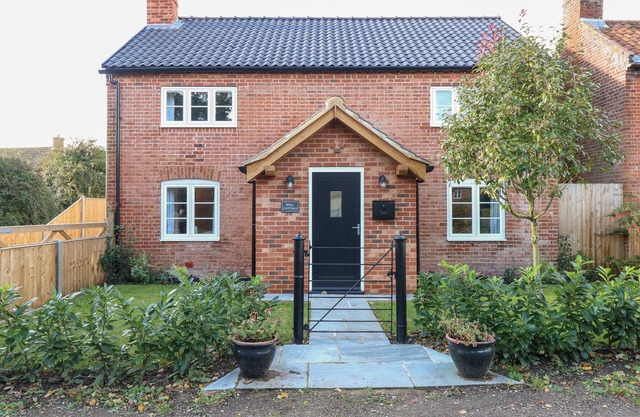 WELL COTTAGE, pet friendly, with open fire in Loddon