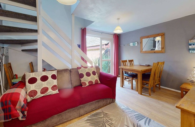 Well equipped for your family holiday, this home from home offers accommodation for up to five