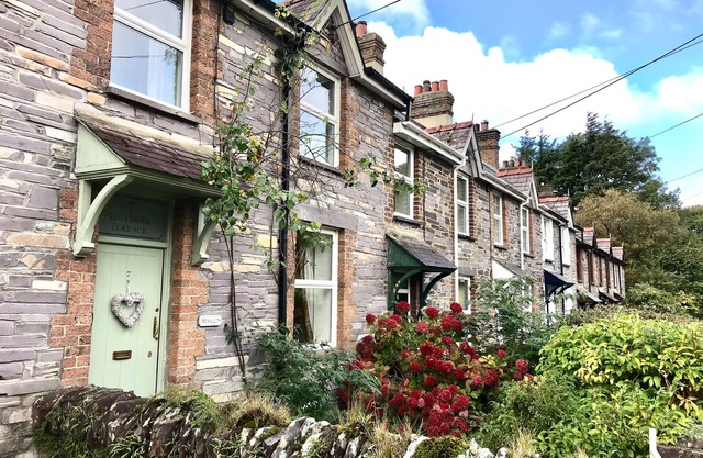 WENALLT, pet friendly, country holiday cottage in Penygroes