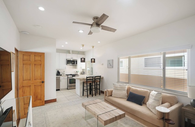 West Beach Apartment #10 — blocks to the Beach, Downtown State St. & Funk Zone