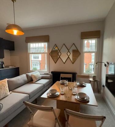 West Bridgford 2 Bed 2 Bathroom Apartment with parking