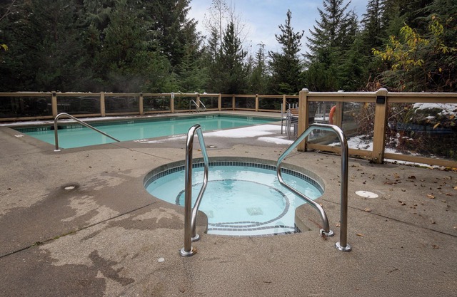 ❄︎West Coast Haven at Taluswood❄︎ | NEW Luxury 4BR Ski In/out | Private Hot Tub & Garage
