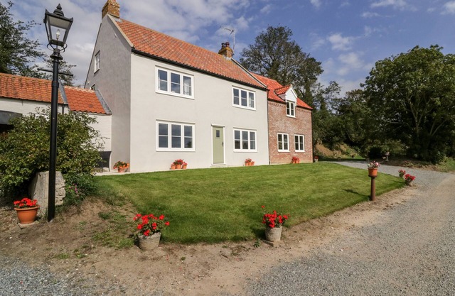 WEST FARM, family friendly, with a garden in Caister-On-Sea