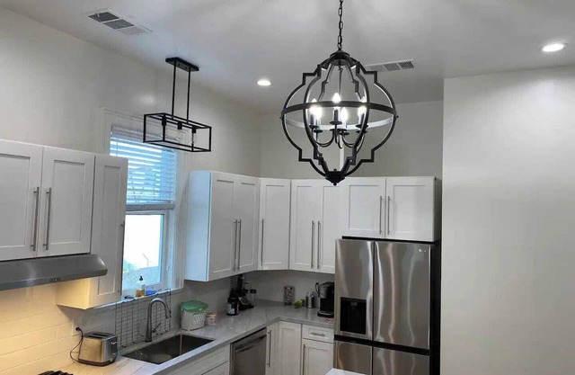 West Oakland Charmer: 5br/4bath House (2 br/2ba upper level, 2br/1ba lower unit with rear Cottage) * AC & W/D total 5br/4ba