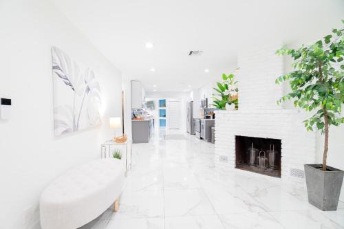 West Palm Beach Elegant 5BR with Hot Tub and Fire Pit Near Beach