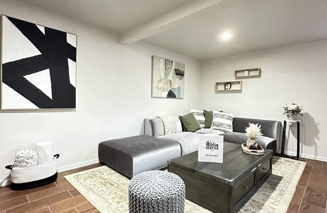 West Seattle Suite! 2 BDRMS, FREE Parking!