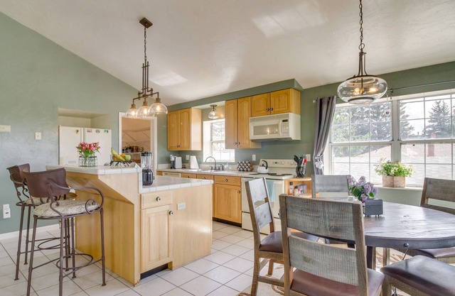 Westcliffe Vacation Rental w/ Yard & Grill