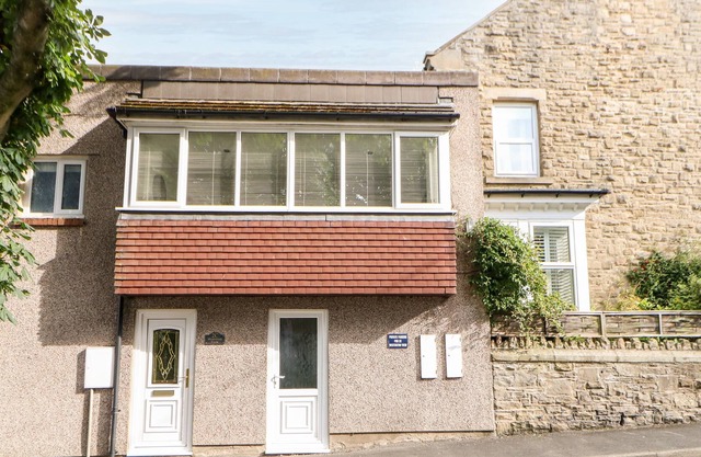 WESTERTON VIEW, pet friendly, with a garden in Coundon