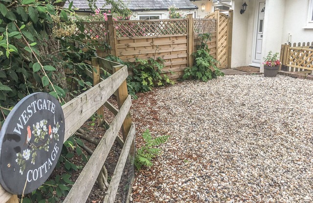 WESTGATE COTTAGE, pet friendly, with a garden in Sittingbourne