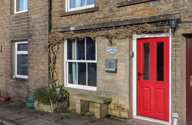 WETHER FELL VIEW, romantic, character holiday cottage in Hawes