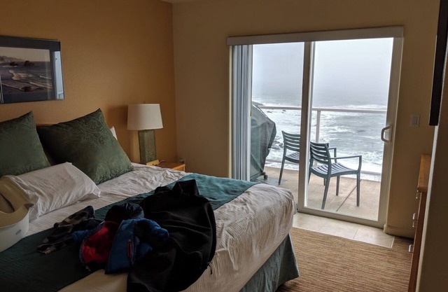 Whale Pointe Resort: 3-bedroom, 3rd floor - unit sleeps 8 in Depoe Bay.