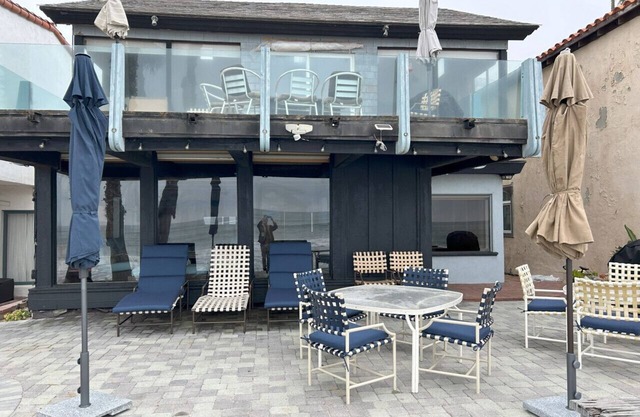 Whale Rock House (Beach Front, Downstairs)