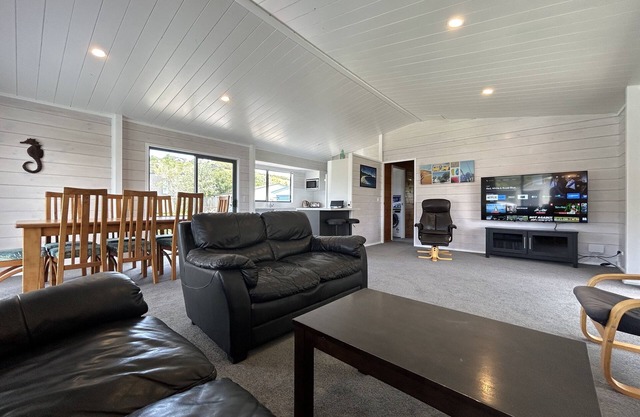 Whangapoua - 2mins walk to beach
