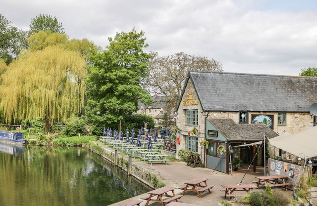 WHARF COTTAGE, pet friendly, with a garden in Lechlade-On-Thames