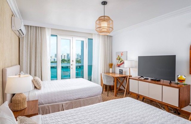 What a view! Oceanfront Studio, Superb Location, very central!