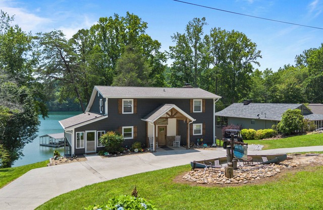 'Whatta View' & No Steps, 2 Slip Covered Dock, Hot Tub, Ping Pong, Pool Table