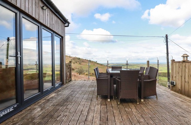 WHEAL TOR COTTAGE, pet friendly, with a garden in Pensilva