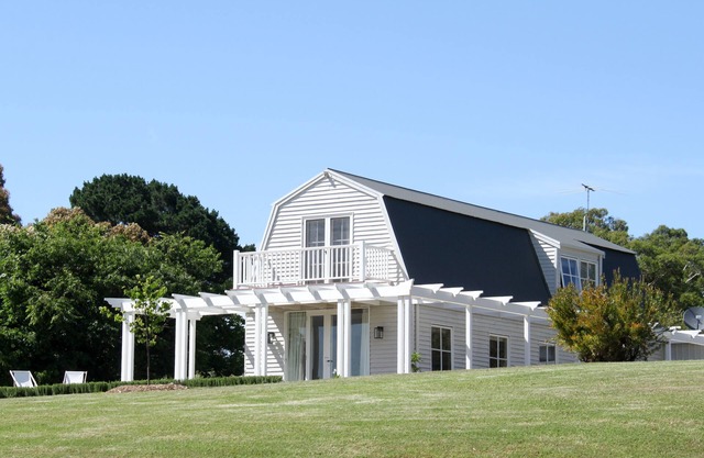 Whileaway Barn in idyllic rural Red Hill setting