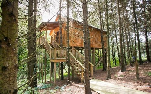 Whispering Pines Treehouse by Amish Country Lodging